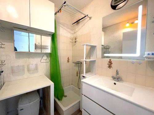 une salle de bain avec un lavabo, des toilettes et une douche dans l'établissement Appartement 2 pièces en bord de mer avec parking privé à Sète - FR-1-338-409, à Sète