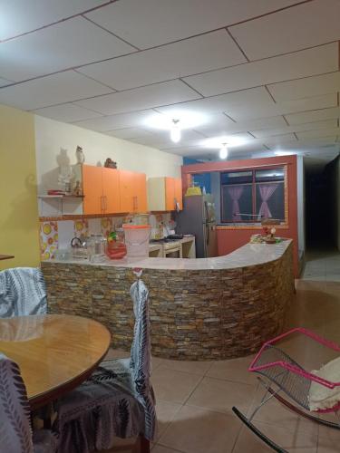 een keuken met een bakstenen aanrecht in een kamer bij CASA JEI in Iquitos