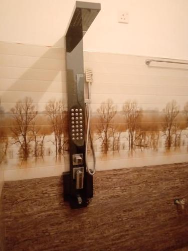 um telefone pendurado no lado de um edifício em KGIS em Gelioya