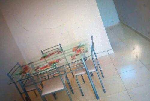 einen Tisch und Stühle mit Essen darüber in der Unterkunft Casa acogedora y relajante in Ica