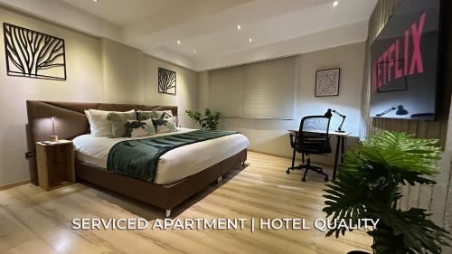 1 dormitorio con cama, escritorio y silla en Serviced Apartment Pretty Penthouse Valencia, en Valencia