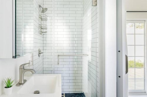 Um banheiro em Hollywoodland Suite Built in Exquisite Contemporary Style