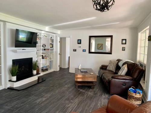 sala de estar con sofá y TV en Spacious Lakefront - Remodeled, Views & All Amenities Included, en Skaneateles