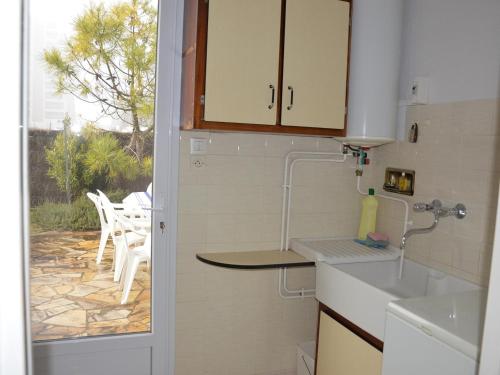 - une cuisine avec vue sur la terrasse dans l'établissement Maison bord de mer pour 9 pers. avec terrasse, BBQ, WiFi - à 300m de la plage, tout confort - FR-1-323-501, à Saint-Hilaire-de-Riez