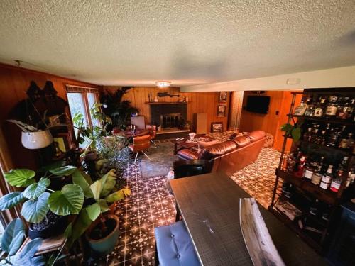 ein Wohnzimmer mit einem Sofa und einem Tisch in der Unterkunft Whole Home MidCentury - Quiet & Close to Downtown in Des Moines