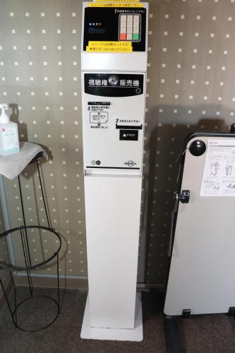 a machine is standing next to a wall at YOU STYLE HOTEL MATE 鹿児島 天文館 in Kagoshima