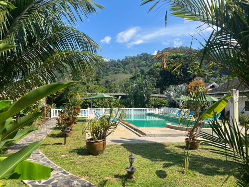 Kolam renang di atau dekat dengan Villa Colina Khao Lak Rooms and Bungalows - Adults Only