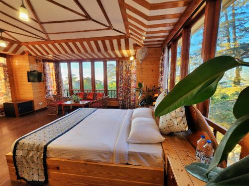 Postel nebo postele na pokoji v ubytování Hotel Pineview Shimla