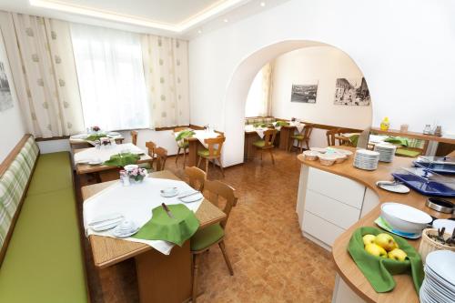 an overhead view of a restaurant with tables and chairs at Gästehaus Ferk - Frühstückspension, Bed & Breakfast in Bad Radkersburg