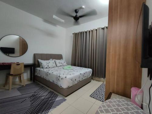 - une chambre avec un lit, un miroir et un bureau dans l'établissement AMFA Homestay the best (2bedroom), à Sepang