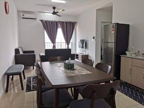 - une cuisine et une salle à manger avec une table et des chaises dans l'établissement AMFA Homestay the best (2bedroom), à Sepang