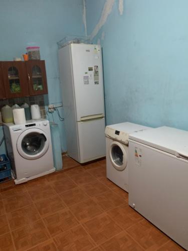 lavadero con nevera y lavadora en la casa de la pitufa en Villa Rosa