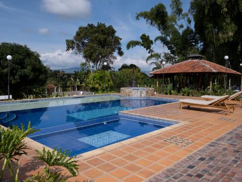 una piscina con patio y cenador en Finca Hotel Santana en Montenegro