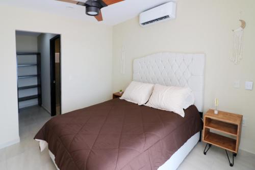 ein Schlafzimmer mit einem großen Bett in einem weißen Zimmer in der Unterkunft Departamento de lujo con vista al Mar y a 1 cuadra del Malecón - Flamingo 601 in Mazatlán