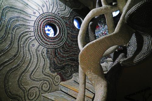 a large vase with a snake growing on it at 鳳凰城堡2F in Chia-p'ing