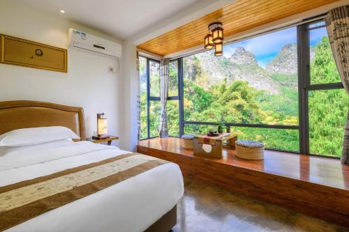 Postel nebo postele na pokoji v ubytování Leisure Courtyard Hotel Yangshuo-Free shuttle bus to Yangshuo station stay 2 nights One Way