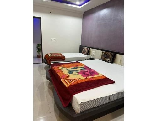 เตียงในห้องที่ Hotel Silver Palace, Himatnagar, Gujarat