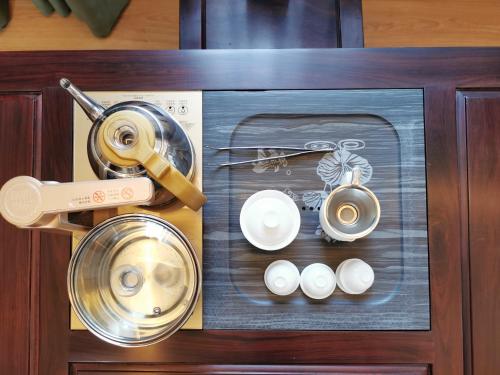a counter top with a blender and some white cups at Connar Hotel - Shenzhen Futian in Shenzhen
