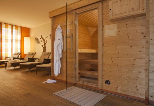 eine Sauna in einem Zimmer mit einer Holzwand in der Unterkunft Hotel Barnimer Hof in Wandlitz