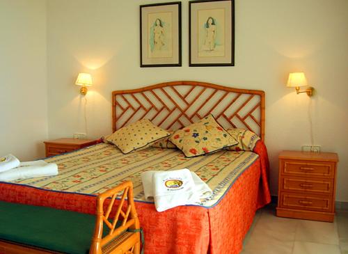 a bedroom with a bed with two night stands and two lamps at Ona Marina Arpón in La Manga del Mar Menor