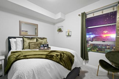 En eller flere senge i et værelse på DTLA Escape Skyline views with luxury amenities