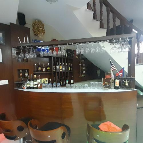 eine Bar mit Gläsern und Flaschen Alkohol in der Unterkunft York Air B and B in Kathmandu
