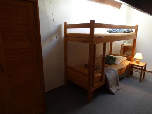 une chambre avec deux lits superposés dans une pièce dans l'établissement Maison cosy avec piscine, proche plage - 4 pers, animaux bienvenus! - FR-1-540-278, à Notre-Dame-de-Monts