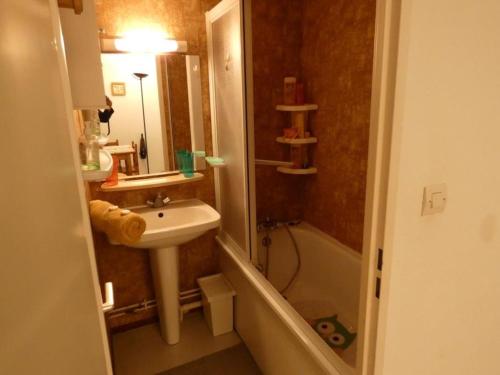 une salle de bain avec un lavabo, des toilettes et une baignoire dans l'établissement Maison cosy avec piscine, proche plage - 4 pers, animaux bienvenus! - FR-1-540-278, à Notre-Dame-de-Monts