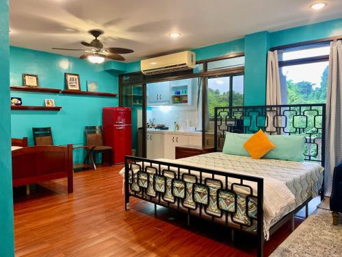 1 dormitorio con 1 cama y 1 dormitorio con cocina. en Ngermid Oasis Large Studio With Kitchen & Scenic Views, en Koror
