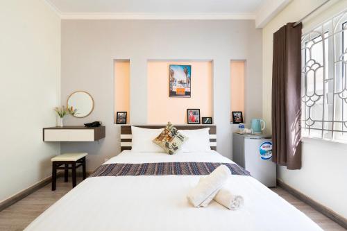 1 dormitorio con 2 camas y ventana en Planet Homestay en Ho Chi Minh