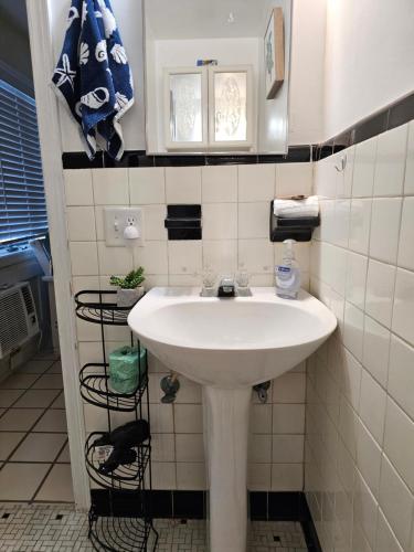 a bathroom with a white sink in a room at Coral Resort D4 in Clearwater Beach