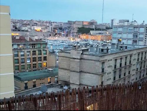 Γενική άποψη της πόλης Μασσαλία ή θέα της πόλης από  αυτό το διαμέρισμα