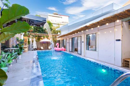 una piscina con una massa di gomma rosa in un edificio di Villa Văn Cao - Gần Bãi Thùy Vân - Free Biba Phòng Karaoke a Vung Tau