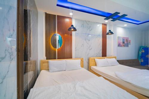 una camera con due letti e un soffitto blu di Villa Văn Cao - Gần Bãi Thùy Vân - Free Biba Phòng Karaoke a Vung Tau