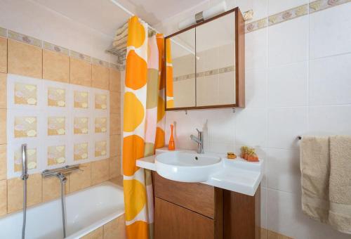 ein Badezimmer mit einem Waschbecken und einer Badewanne in der Unterkunft Cristelia seafront & pool villa in Lachania