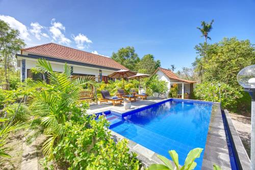 una imagen de una villa con piscina en Le Green Village en Nusa Penida