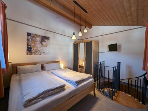 a bedroom with a bed in a room at Ferienwohnung Rösslstube in Ruhpolding