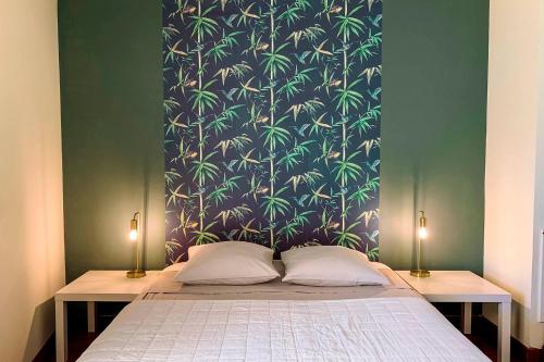 a bedroom with a bed with a wall with a wallpaper at Maison Pertuis Provence in Pertuis