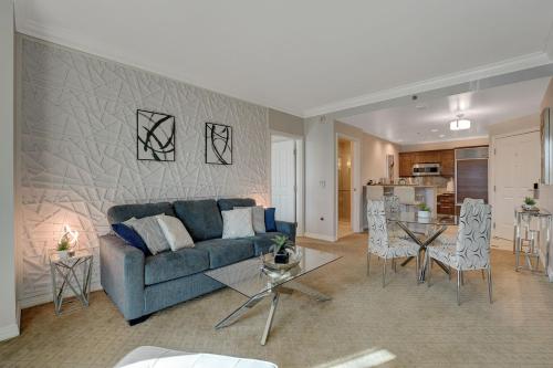 sala de estar con sofá azul y mesa en Serenity Suite en Las Vegas