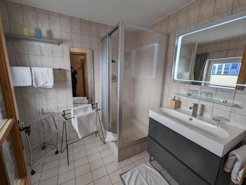 ein Bad mit einem Waschbecken und einer Dusche in der Unterkunft Ferienwohnung Jodlschmid in Ruhpolding