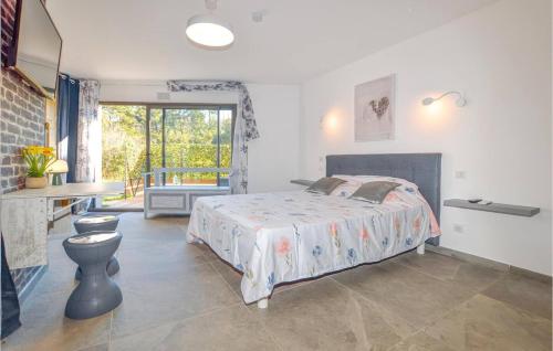 a bedroom with a bed and a desk and a window at Corse et Zen BULLE ZEN 25 m² 2 pers + Bébé in Folelli