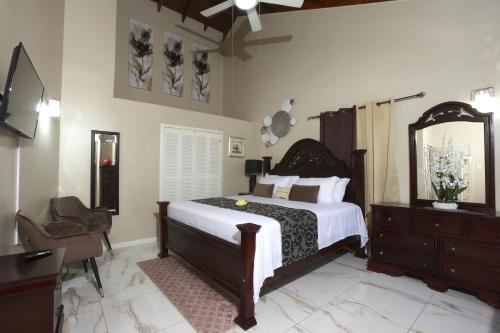 1 dormitorio con cama, tocador y espejo en Spacious Luxury 3 Bed Rooms in Kingston en Kingston