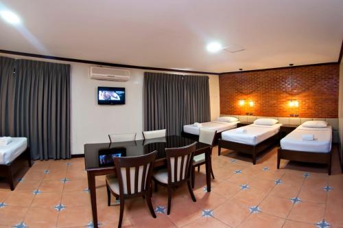 Кровать или кровати в номере Vigan Plaza Hotel