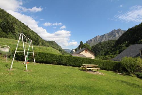 - un parc avec une table de pique-nique et une balançoire dans l'établissement Sagette, à Laruns