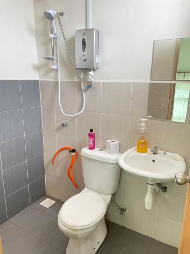 een badkamer met een toilet en een wastafel bij Kuza Homes Batu Berendam in Melaka