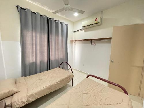 een ziekenhuiskamer met een bed en een raam bij Kuza Homes Batu Berendam in Melaka
