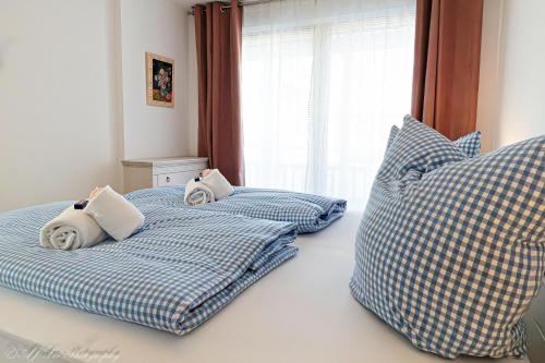 2 camas en un dormitorio con almohadas azules y blancas en Fewo Gretchen, en Mittenwald