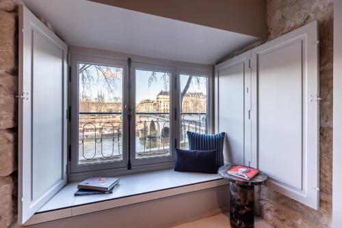 - un siège de fenêtre avec vue sur la ville dans l'établissement Sweett - Quai Bourbon, à Paris