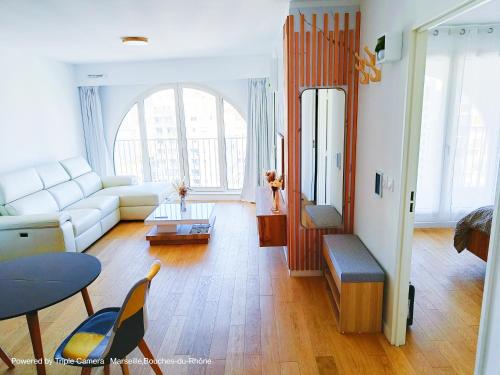 un salon avec un canapé et une table dans l'établissement Appart Standing Free Parking Balcony Terrasse & Clim, à Marseille