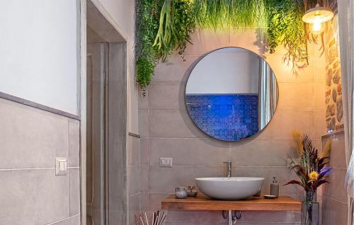 baño con lavabo y espejo en la pared en 5 Bedroom Nice Home In Orentano, en Orentano